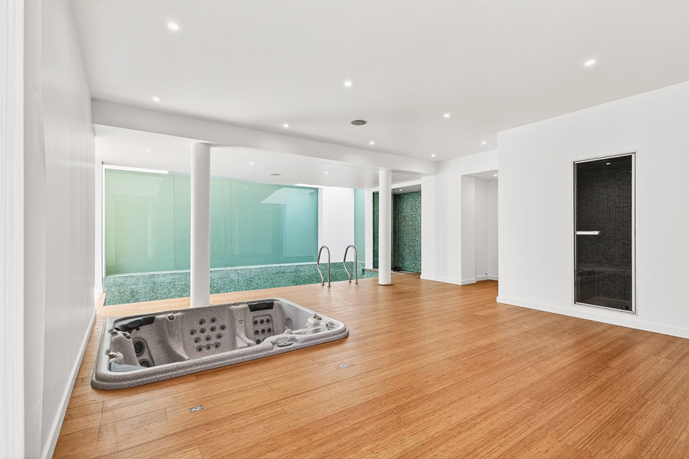 Immobilier, piscine intérieure